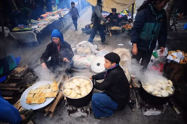Những ngày chợ phiên, du khách đi chợ có thể thưởng thức món thắng cố nóng hổi bên cạnh đó là chén rượu ngô ấm nồng hương vị vùng cao.