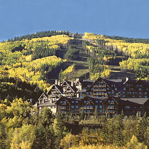  Ritz-Carlton Bachelor Gulch, Avon, bang Colorado. Nhìn qua cửa sổ của khách sạn 5 sao tại khu nghỉ dưỡng này, bạn sẽ bắt gặp một bức tranh thiên nhiên vô cùng mộc mạc. Đi bộ xa một chút sẽ thấy động vật hoang dã và rừng cây xanh ngút ngàn thì thầm trong gió.