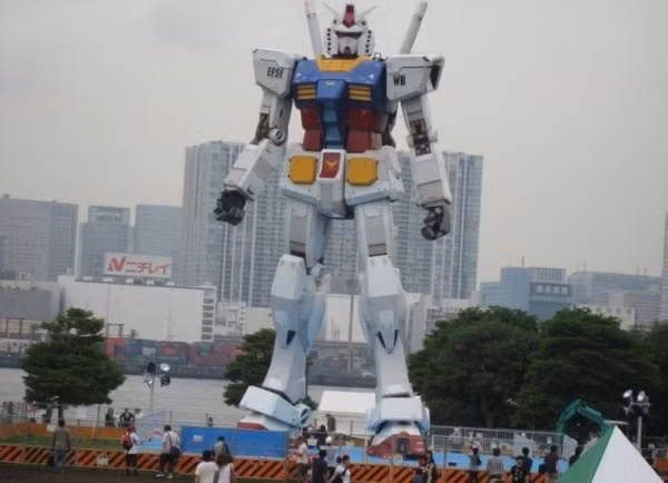 Robot lừng lững giữa phố.