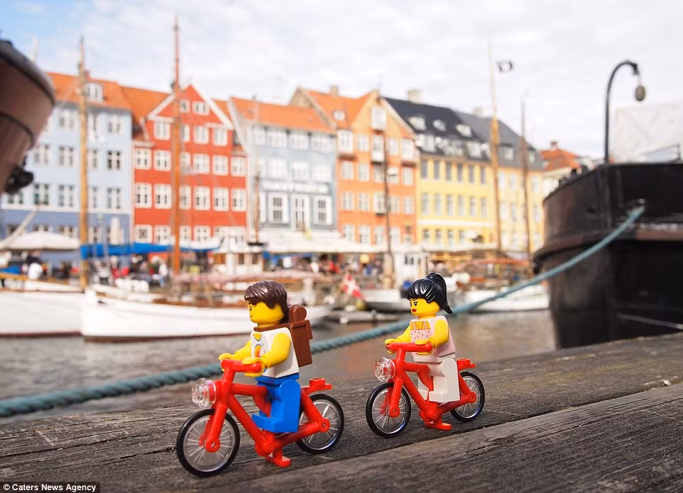 Một số hình ảnh tại các quốc gia khác của cặp vợ chồng du khách Lego. Trong ảnh là cặp vợ chồng đang dạo phố bằng xe đạp tại Copenhagen, Đan Mạch.
