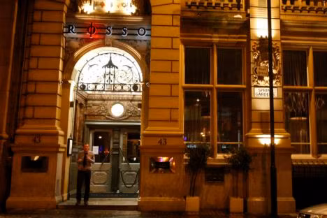 Rosso restaurant của Rio Ferdinand ra đời năm 2009 ở thành phố Manchester, là nhà hàng chuyên phục vụ ẩm thực Italy và nó là địa điểm quen thuộc của các ngôi sao của "lửa đỏ thành Man" hay lui tới cùng gia đình và bạn bè sau những giờ thi đấu.