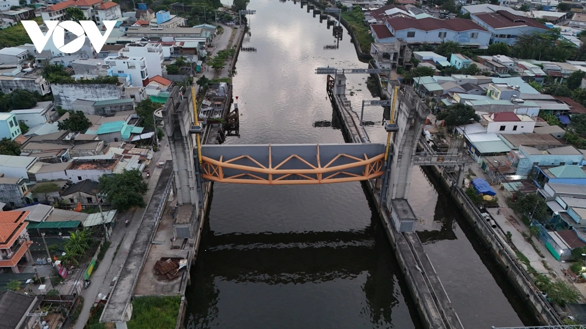 Dự án chống ngập 10.000 tỷ đồng theo hợp đồng BT được khởi công từ giữa năm 2016 và dự kiến hoàn thành trong tháng 4/2018.