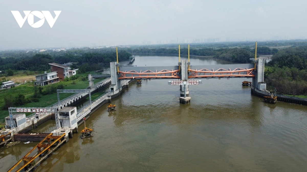 Chủ tịch UBND TPHCM chỉ đạo Sở Kế hoạch và Đầu tư chủ trì, phối hợp với các sở, ngành liên quan chuẩn bị hồ sơ, tài liệu xây dựng Nghị quyết của Chính phủ về tháo gỡ khó khăn cho dự án.