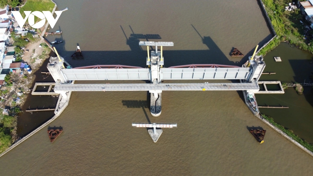 Cống ngăn triều Phú Xuân nằm vị trí đầu Rạch Đĩa đổ ra sông Soài Rạp (huyện Nhà Bè). Hiện nay, cống vẫn đang thi công dang dở, khu dân cư bên trong thường xuyên xảy ra tình trạng ngập nước.