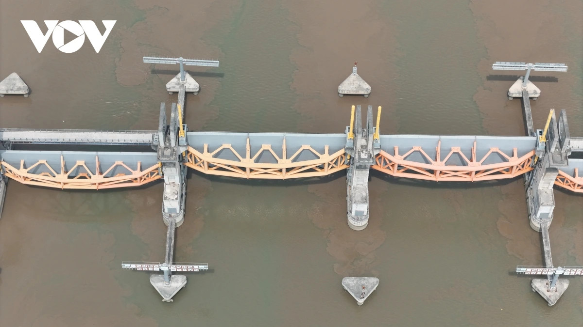 Hiện công trình còn một số hạng mục chờ hoàn thiện như bờ kè bảo vệ bờ, thảm đá gia cố lòng sông, hoàn thiện đường vận hành cống, cảnh quan…