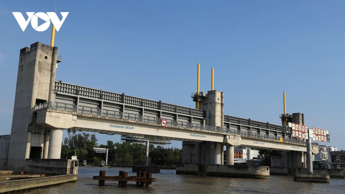 Cống Phú Xuân đã lắp 2 cửa van nặng 212 tấn vào tháng 8/2020 nhưng sau đó cũng ngừng thi công vì gặp nhiều vướng mắc.