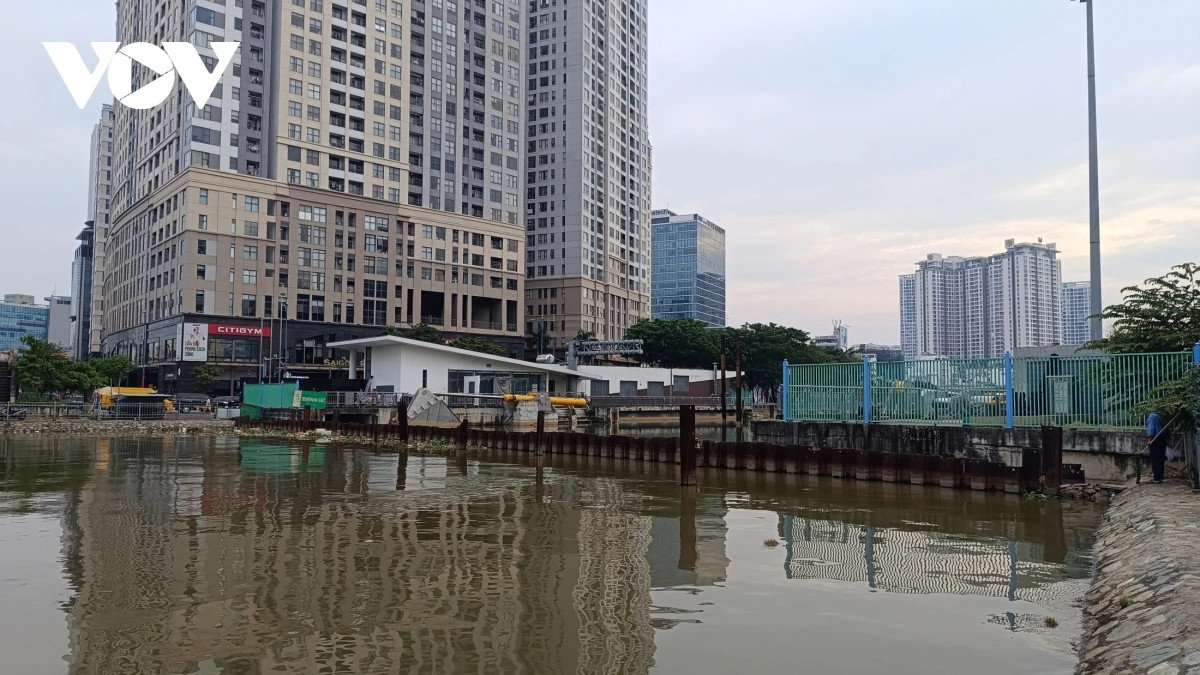 Tuy nhiên do gặp nhiều khó khăn vướng mắc trong giải phóng mặt bằng và nguồn vốn nên sau đó tiến độ hoàn thành các dự án phải lùi lại nhiều lần. Việc này làm phát sinh chi phí lãi vay mỗi ngày hơn 1,7 tỷ đồng.