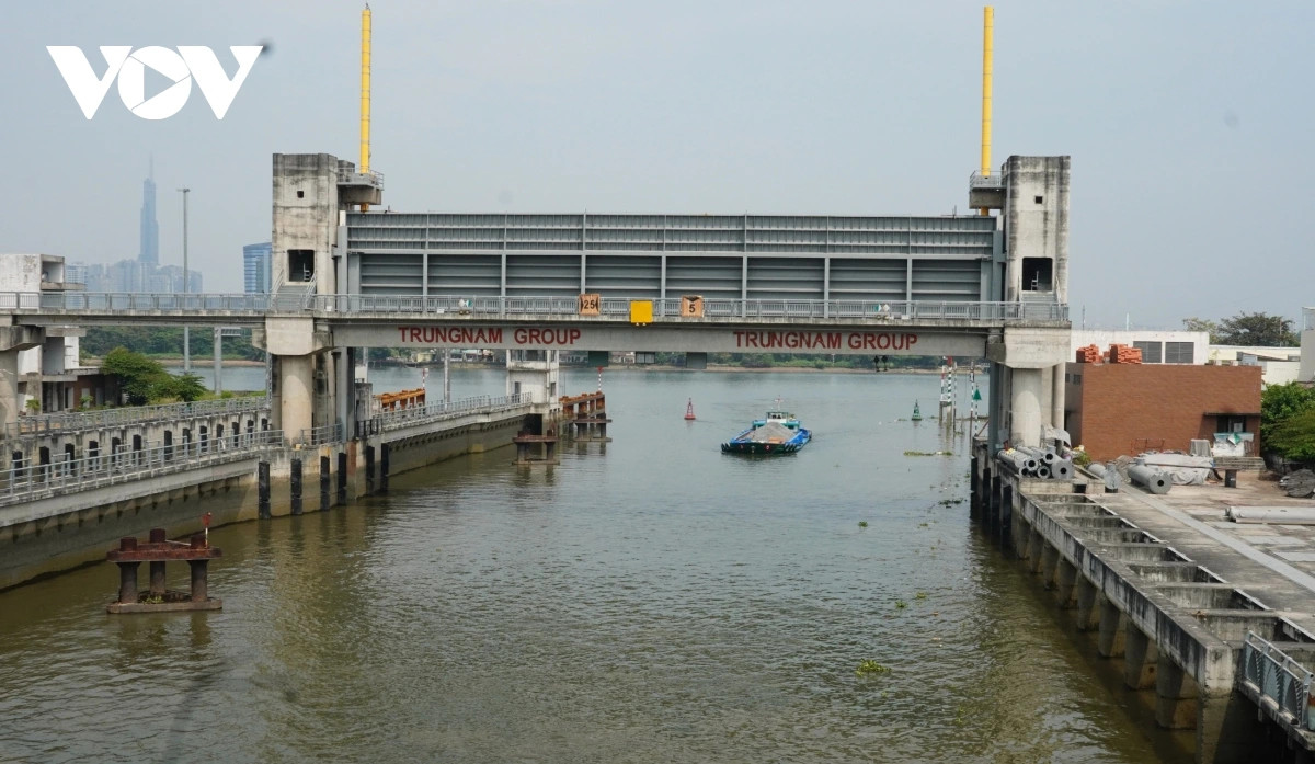 Cống ngăn triều Tân Thuận nằm trên Kênh Tẻ (giáp ranh Quận 4 và Quận 7) giúp ngăn triều từ sông Sài Gòn vào kênh Tẻ, kênh Đôi, Tàu Hủ - Bến Nghé. Đến nay, công trình vẫn "án binh bất động" dù đã đạt 93% khối lượng.