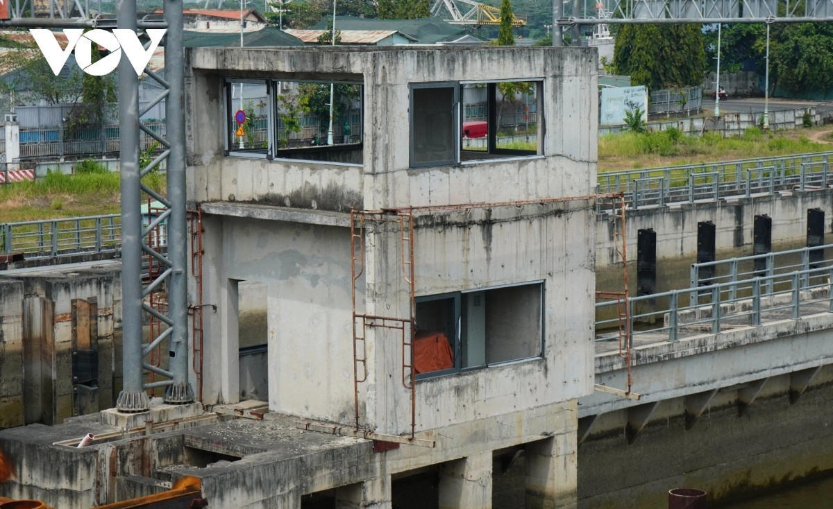 Theo quan sát, công trường cống ngăn triều Tân Thuận không có công nhân làm việc, nhiều hạng mục còn dở dang, khu vực hệ thống nhà điều hành có nhiều cây cối phủ kín lối đi