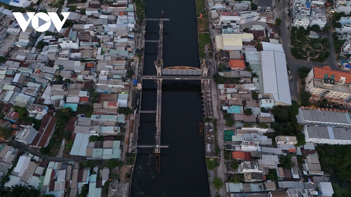 Cống ngăn triều Phú Định (Quận 8) nằm trên Kênh Đôi, giữa 2 ngã ba sông Cần Giuộc - Chợ Đệm - Kênh Đôi và Kênh Đôi - Kênh Tàu Hũ. Cống có nhiệm vụ ngăn triều từ sông Vàm Cỏ Đông và sông Cần Giuộc vào thành phố.