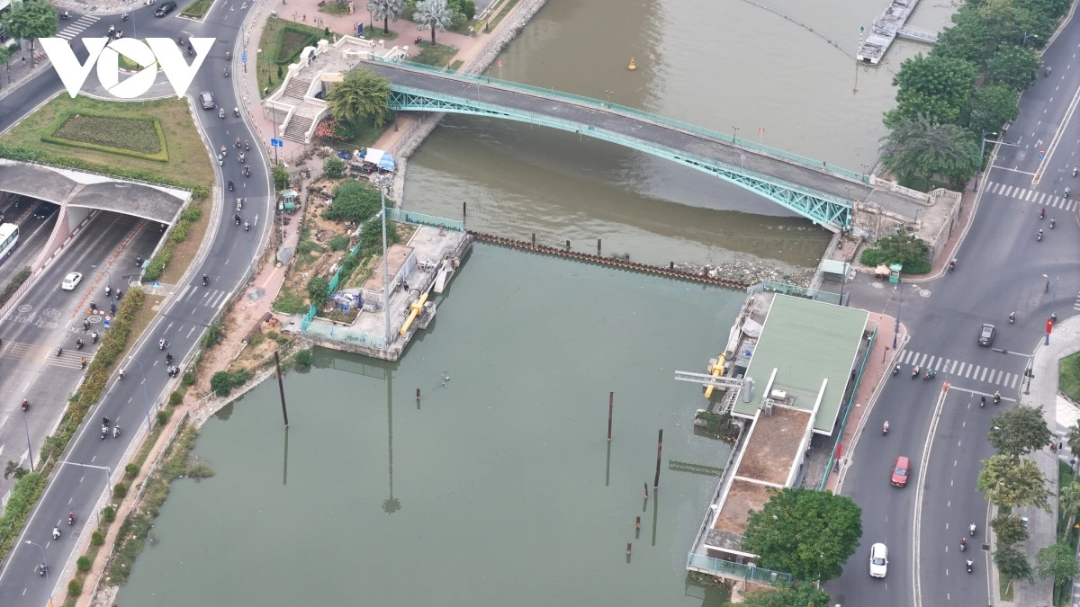 Cống ngăn triều Bến Nghé nằm trên kênh Tàu Hủ - Bến Nghé (giáp ranh Quận 1 và Quận 4) là cống duy nhất nằm trong trung tâm thành phố, có kinh phí đầu tư 112,11 tỉ đồng.