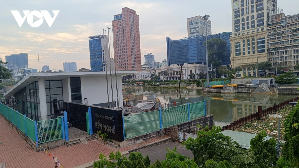 Đến nay, công trình vẫn còn những hạng mục đang "đắp chiếu" nhiều năm khiến nhiều sắt, thép bị rỉ sét.