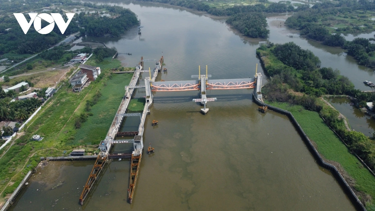 Cống ngăn triều Cây Khô nằm trên rạch Cây Khô (giáp ranh giữa huyện Bình Chánh và huyện Nhà Bè) có tác dụng ngăn triều từ 2 con sông Soài Rạp và sông Cần Giuộc đổ vào trung tâm thành phố.