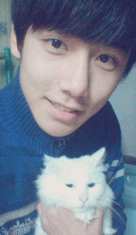 Sau khi loạt ảnh của anh chàng được đăng tải, đã nhận được liên tiếp những lời tán dương như "Đẹp trai lại còn học giỏi, ĐH Thanh Hoa cơ đấy", "Ôi, động lực để mình quyết tâm thi vào ĐH Thanh Hoa đây rồi!, "Trời ơi, nét nào cũng đẹp, soi mãi không có nổi một điểm gì đáng chê", hàng loạt bình luận "tung hoa" hot boy Lý Nhuận Đông của cư dân mạng.