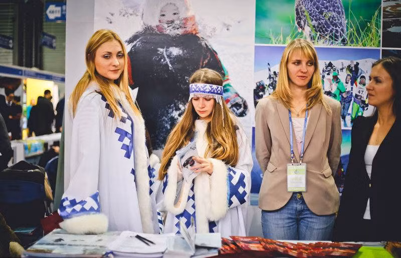 Gian hàng của những cô gái Nga cũng rất thu hút.