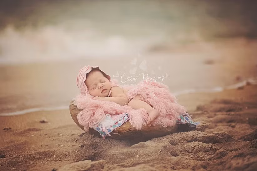 Tiếng sóng sẽ vỗ về giấc ngủ của cô gái biển cả.