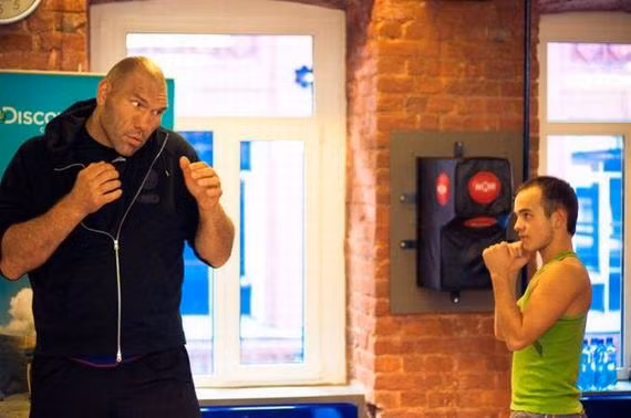 Đừng tưởng tôi bé mà bắt nạt nhé! Nhào zô...