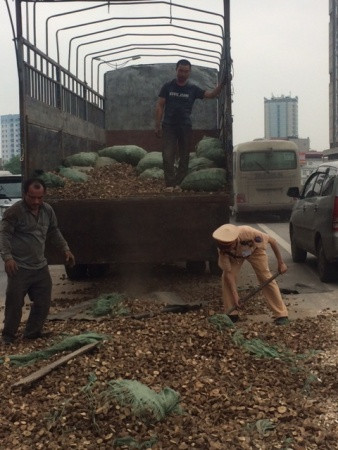 Tuy đây không phải trách nhiệm của cảnh sát giao thông nhưng hành động không nề hà giúp đỡ người dân của các anh đã gây xúc động với người dân.