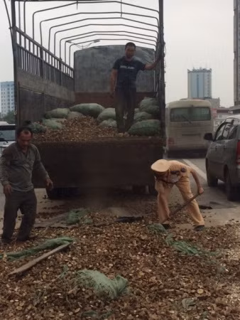 Tuy đây không phải trách nhiệm của cảnh sát giao thông nhưng hành động không nề hà giúp đỡ người dân của các anh đã gây xúc động với người dân.