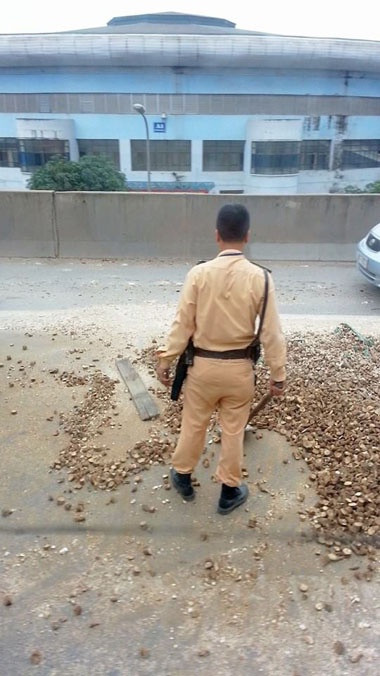 Theo thông tin tìm hiểu, sự việc diễn ra trên đường cao tốc dẫn lên cầu Thanh Trì, thuộc địa phận xã Thanh Liệt, huyện Thanh Trì, Hà Nội. Khi đang lưu thông thì bất ngờ một chiếc xe tải chở sắn phơi khô đã bị tụt ben, làm rơi một lượng lớn sắn ra đường mà tài xế không hề hay biết.