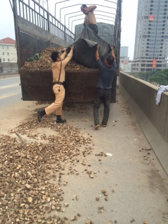 Được biết, 3 đồng chí CSGT trên gồm: Thiếu tá Nguyễn Văn Khánh; Trung tá Phạm Văn Hồng và Trung úy Nguyễn Quang Huy.