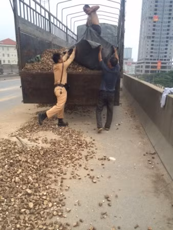 Được biết, 3 đồng chí CSGT trên gồm: Thiếu tá Nguyễn Văn Khánh; Trung tá Phạm Văn Hồng và Trung úy Nguyễn Quang Huy.