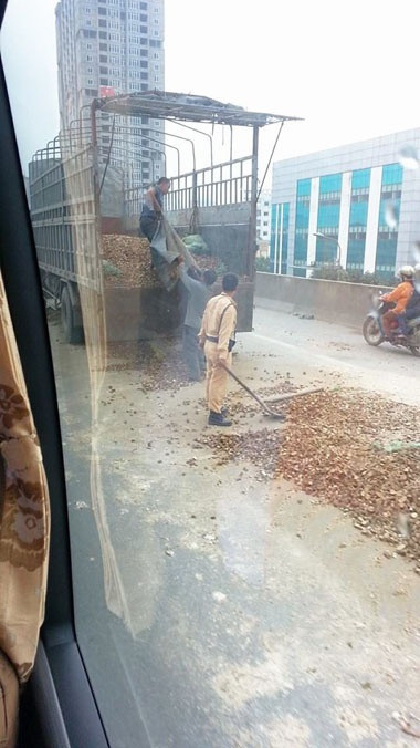 Sự cố tụt ben khiến sắn khô đổ ra một đoạn đường khá dài và dồn cục, khiến giao thông ách tắc cục bộ. Đúng lúc ấy thì các chiến sĩ cảnh sát giao thông ra hiệu dừng xe và ngay lập tức hai đồng chí giúp tài xế xúc sắn lên xe, đồng chí còn lại tiếp tục làm công tác điều khiển giao thông.