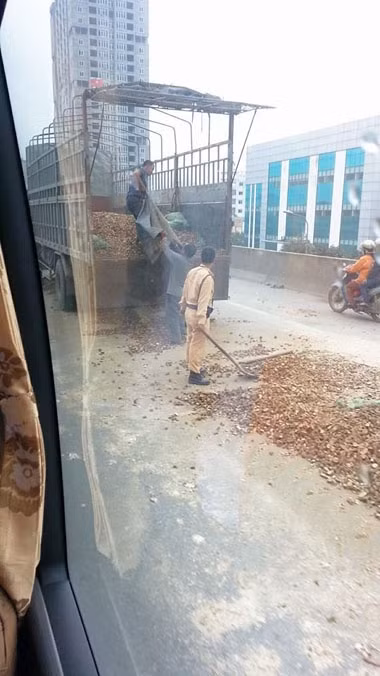 Sự cố tụt ben khiến sắn khô đổ ra một đoạn đường khá dài và dồn cục, khiến giao thông ách tắc cục bộ. Đúng lúc ấy thì các chiến sĩ cảnh sát giao thông ra hiệu dừng xe và ngay lập tức hai đồng chí giúp tài xế xúc sắn lên xe, đồng chí còn lại tiếp tục làm công tác điều khiển giao thông.