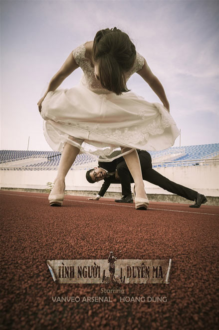 Họ yêu nhau hơn 4 năm, gắn kết với nhau không chỉ bởi lòng chân thành mà còn bởi điểm chung “mê Arsenal như điếu đổ”. Bộ ảnh cưới với sự hỗ trợ của rất nhiều fan của đội bóng thành London tại Việt Nam.