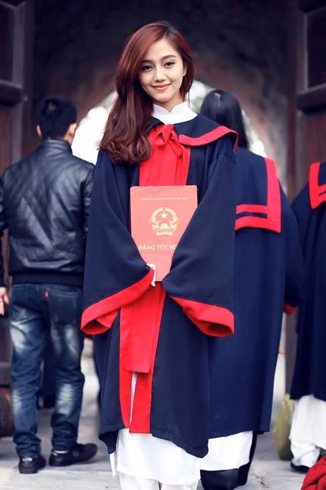 Với Đỗ Thị Vân Anh, cô hot girl, MC của Viện Đại học Mở Hà Nội, trò đùa trong ngày 1/4 sẽ là thử tỏ tình với một anh chàng để xem phản ứng như thế nào. Dù biết trò đùa của mình hơi “ác” nhưng cô vẫn muốn thử một lần.