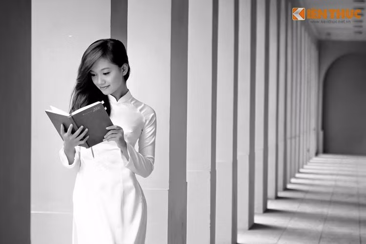 Vân Anh chia sẻ, người hay “troll” cô bạn nhất trong ngày Cá tháng Tư không ai khác lại chính là... mẹ. “Biết bao nhiêu lần mình bị chính mẹ cho ‘ăn quả lừa’ ngày 1/4 rồi. Mẹ mình vốn khá trẻ trung và hài hước. Cách đây vài năm, khi mình đi học về, mẹ giả vờ ốm rồi ngất xỉu, làm mình khóc quá trời, nước mắt nước mũi tùm lum”.