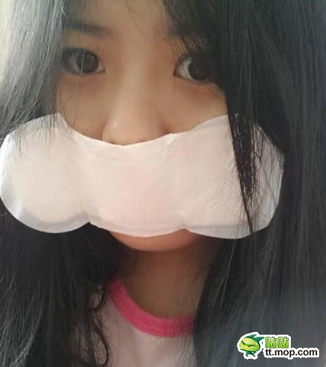 Dán đồ vệ sinh lên miệng để thu hút dư luận. Hành động thiếu suy nghĩ của cô gái đã khiến cô hứng chịu không ít "búa rìu" của cộng đồng mạng.