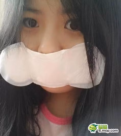 Dán đồ vệ sinh lên miệng để thu hút dư luận. Hành động thiếu suy nghĩ của cô gái đã khiến cô hứng chịu không ít "búa rìu" của cộng đồng mạng.