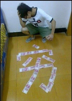Sau những lần đăng tải ảnh đốt tiền, khoe của của các bạn gái, không chịu kém cạnh phái đẹp, anh chàng này cũng xếp tiền thành chữ và ra vẻ đau khổ vì tiền.
