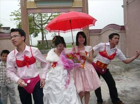 Đám cưới nhố nhăng và có phần hỗn loạn vì trang phục quá khó hiểu của chú rể và phù rể. Sau khi hình ảnh được đăng tải đã phải nhận không ít lời chỉ trích của cộng đồng mạng.