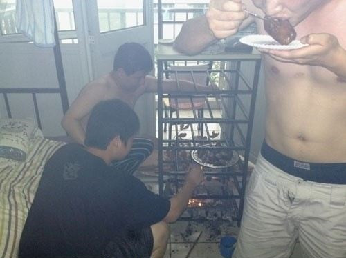 Thản nhiên nướng thịt trong phòng ở kí túc xá. Không gian bẩn thỉu và quánh đặc khói.