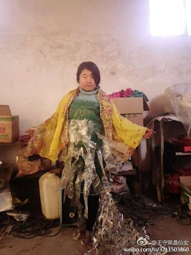 Tự làm xấu mình với những hành động điên rồ để thu hút sự chú ý.