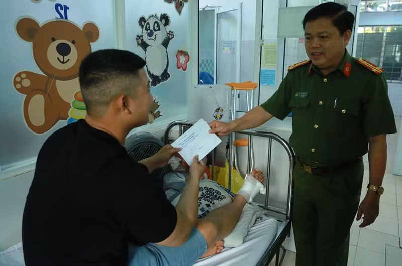 Trung uy canh sat dut gan chan khi bat ke ban ma tuy-Hinh-2