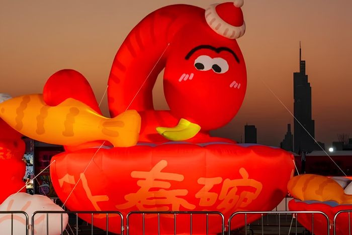 Linh vật rắn ở công viên Hồ Huyền Vũ, Nam Kinh với thiết kế độc lạ, được cư dân mạng bàn luận trông giống chú sâu trong phim hoạt hình Larva. Ảnh: Weibo.