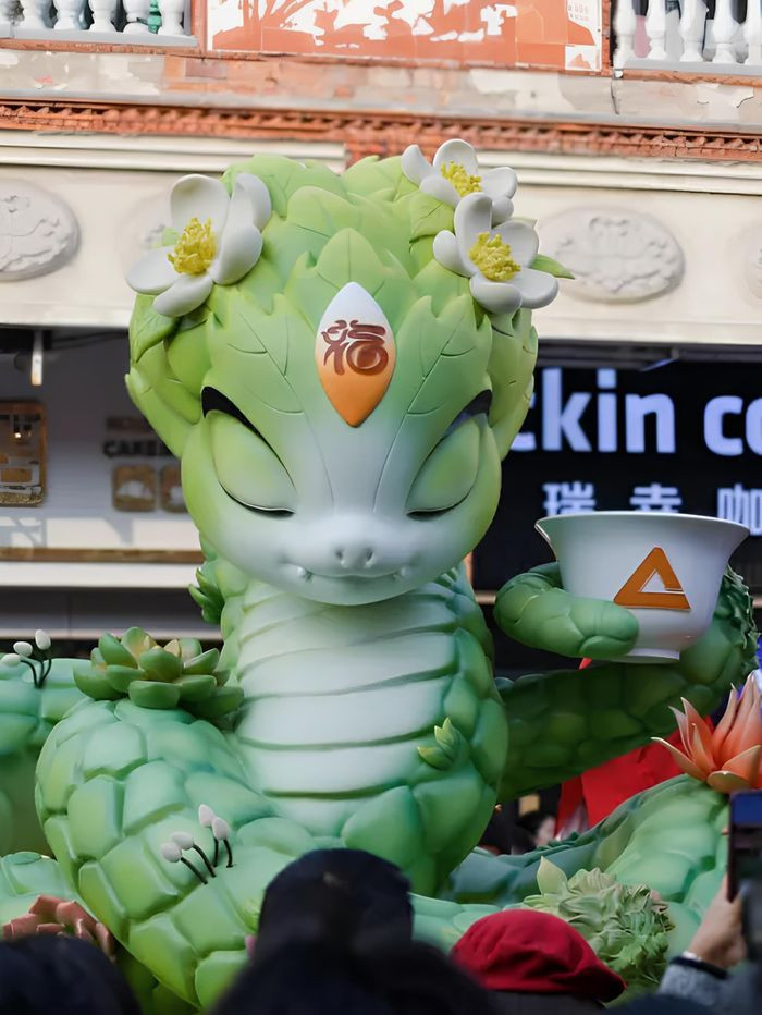 div]:mb-[15px]" style="color: rgb(0 0 0/var(--tw-text-opacity)); margin-top: 15px; border-color: rgb(229, 231, 235); border-style: solid;"> Ngày 1/1, triển lãm nghệ thuật sắp đặt chủ đề "Cung hoàng đạo" của thành phố Tuyền Châu (Phúc Kiến) nhận được nhiều quan tâm từ du khách. Đặc biệt, mô hình linh vật rắn chào mừng năm Ất Tỵ (2025) có tên Chu Châu thu hút sự chú ý lớn bởi vẻ ngoài bắt mắt. Linh vật cao khoảng 3,6 m, màu xanh, vảy hình lá trà, đuôi uốn lượn nâng cốc trà, nhắm mắt thư giãn mang ý nghĩa may mắn, giàu có và thịnh vượng. Peak Guochuang, "cha đẻ" đứng sau tác phẩm, cho biết bộ sưu tập của triển lãm tổng cộng có 7 mô hình. Chu Châu là mô hình thứ 4 được ra mắt. Những chú rắn khác trong bộ sưu tập 7 chú rắn chào mừng 2025 của thành phố Tuyền Châu với nhiều hình dạng và mang nhiều ý nghĩa sẽ được trình chiếu xung quanh các điểm tham quan nổi tiếng tại đây trong thời gian tới. Ảnh: Sixth Tone.