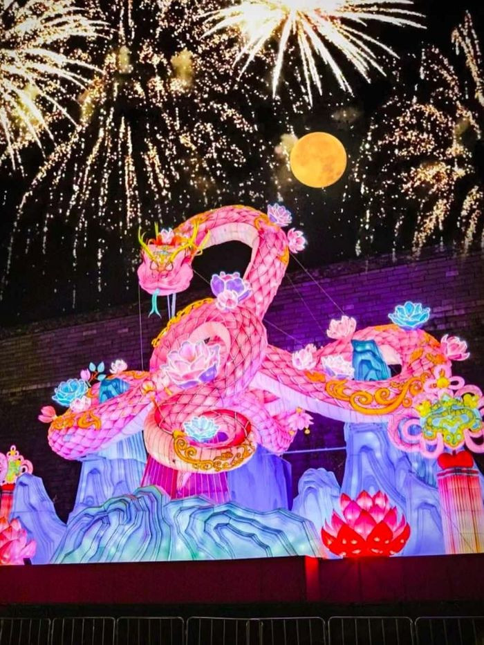 Lồng đèn rắn chào đón năm 2025 ở Nam Kinh khiến cư dân mạng xuýt xoa vì độ hoành tráng và nổi bật. Ảnh: @hen_uoc_trunghoa.