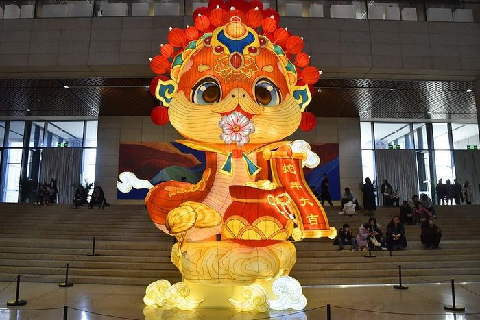 Tác phẩm lồng đèn trang trí Tết Nguyên đán khổng lồ cho năm rắn ra mắt tại Bảo tàng Nghệ thuật Thủ công và Nghệ thuật Trung Quốc (Bảo tàng Di sản Văn hóa Phi vật thể Trung Quốc, Bắc Kinh) ngày 21/12. Ảnh: Weibo.