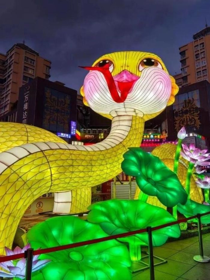 Cư dân mạng Trung Quốc đặt tên linh vật rắn ở phố đi bộ Nam Bình, Côn Minh là "Snake Baby" và nhận xét chú rắn trông như "trúng độc" với đôi má ửng hồng và lưỡi thè ra ngoài. Nhờ biểu cảm hài hước có phần "đểu cáng", rắn ở Nam Bình thu hút lượng lớn du khách tìm đến chụp ảnh check-in. Ảnh: Jimu News.