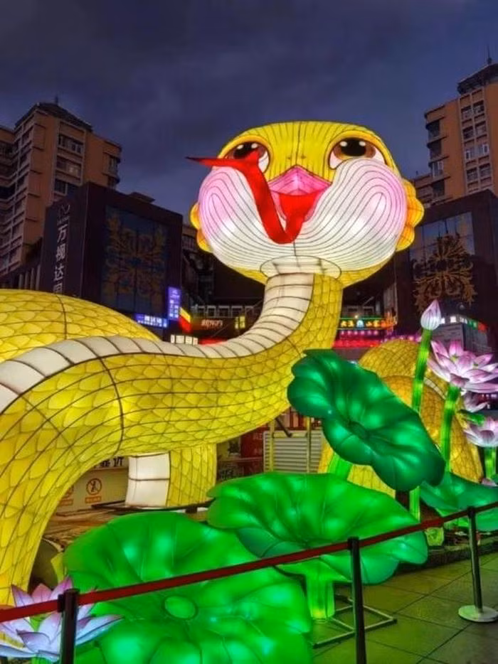 Cư dân mạng Trung Quốc đặt tên linh vật rắn ở phố đi bộ Nam Bình, Côn Minh là "Snake Baby" và nhận xét chú rắn trông như "trúng độc" với đôi má ửng hồng và lưỡi thè ra ngoài. Nhờ biểu cảm hài hước có phần "đểu cáng", rắn ở Nam Bình thu hút lượng lớn du khách tìm đến chụp ảnh check-in. Ảnh: Jimu News.