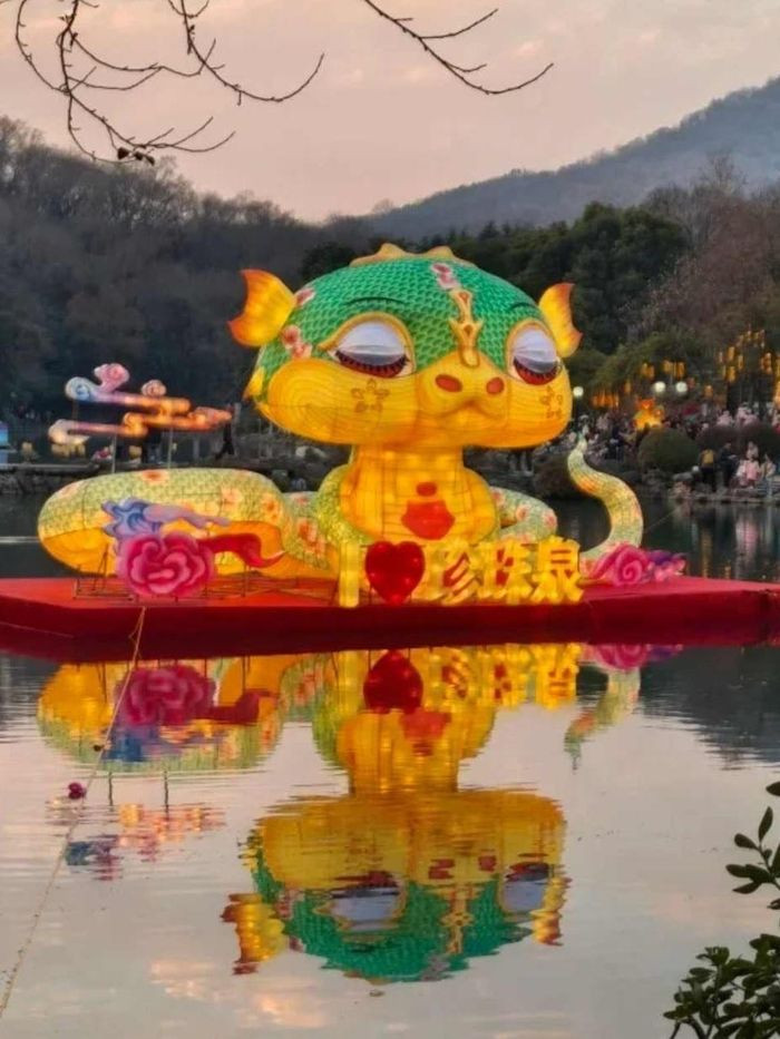 Linh vật ở khu thắng cảnh Trân Châu Tuyền, Nam Kinh gây cười với biểu cảm "mắt nhắm mắt mở". Ảnh: Weibo.