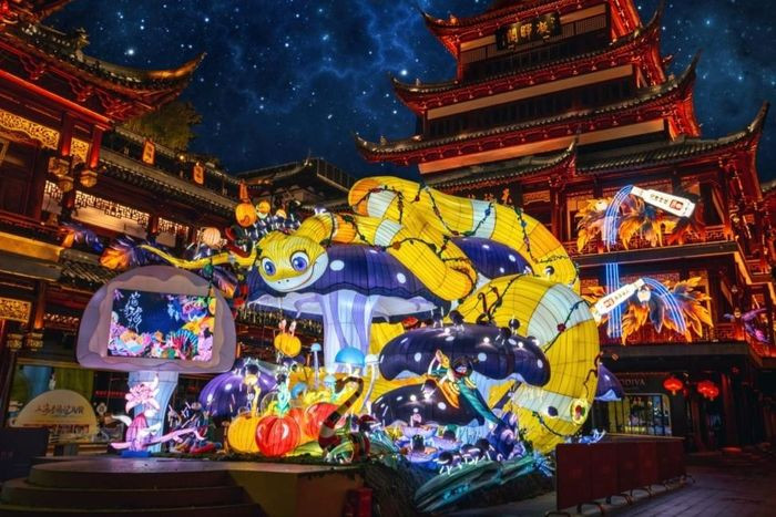Lễ hội đèn lồng Dự Viên ở Thượng Hải tràn ngập màu sắc và ánh đèn rực rỡ với điểm nhấn là chú rắn uốn mi cong vút, đang trườn trên những cây nấm sặc sỡ. Ảnh: Weibo.
