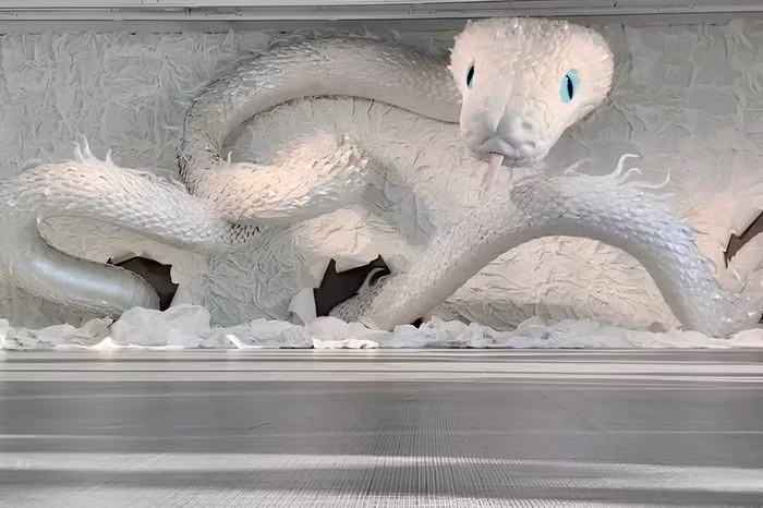 Triển lãm nghệ thuật giấy ở Hàng Châu thu hút ánh nhìn với mô hình “Bạch Xà” hoành tráng và tinh xảo đến từng chi tiết nhỏ. Ảnh: Weibo.