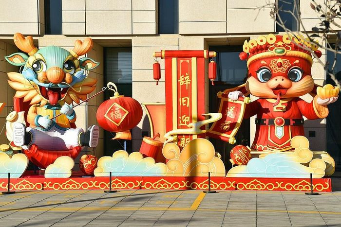 Nhiều nơi trong thành phố Bắc Kinh cũng được trang trí các mô hình linh vật rắn, chào mừng năm mới Ất Tỵ 2025. Ảnh: Weibo.