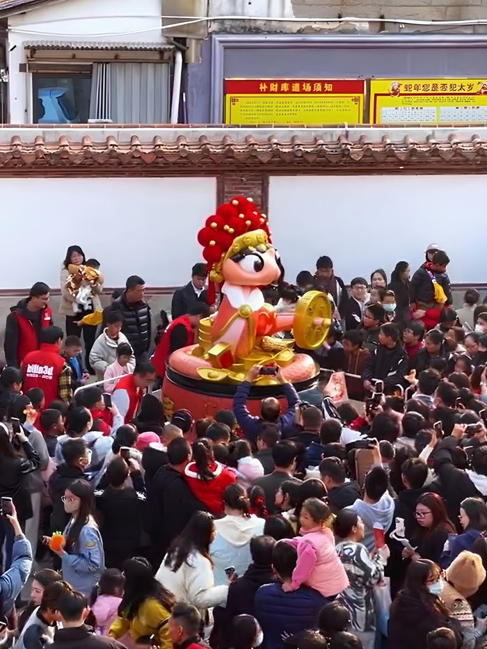 Ngoài Chu Châu, con rắn tiếp theo trong bộ sưu tập của triển lãm tại Tuyền Châu là Sisi, nằm trên phố Zhuangyuan. Sisi được thiết kế với màu đỏ, mô phỏng nhân vật kinh kịch của truyền thống văn hóa Trung Quốc. Thân rắn uốn lượn, xung quanh là tiểu cảnh châu báu, vàng bạc toát lên khí chất cát tường và giàu có. Lin Fei, Phó Giám đốc Sở văn hóa và Du lịch quận, cho biết hình dáng của Sisi khéo léo nắm bắt các yếu tố tốt lành kết hợp với văn hóa truyền thông tạo nên tác phẩm cổ điển nhưng rất hợp thời. Ảnh: Weibo.