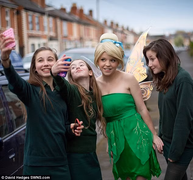 Gemma chia sẻ: "Ngay cả những đứa trẻ đã lớn, khi bất chợt nhìn thấy tôi, mắt chúng sáng lên và cảm thấy được quay về thơ ấu một lần nữa". Có lẽ đó chính là động lực giúp Gemma làm việc và duy trì cuộc sống hai mặt của mình.